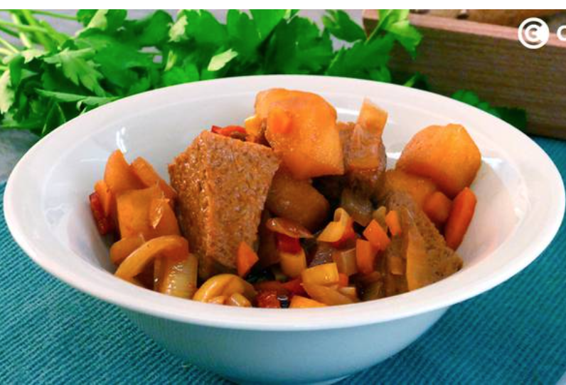 Seitán estofado con verduras y manzana